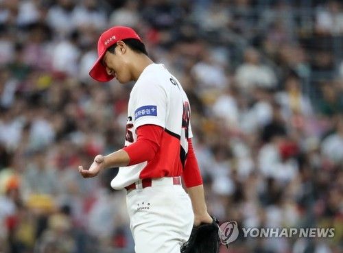 볼넷 내주며 만루 허용한 이의리