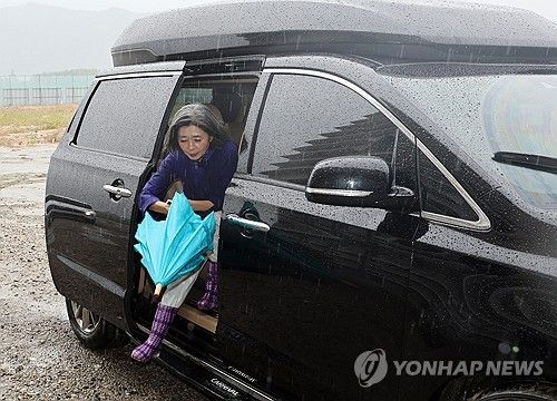 차에서 내리는 김행 후보자