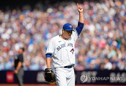 뜬공을 가리키는 류현진