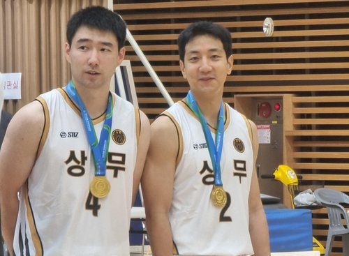 금메달 목에 건 김낙현과 허훈