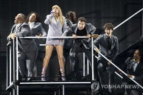 '에라스 투어' 공연 중인 미국 팝스타 테일러 스위프트