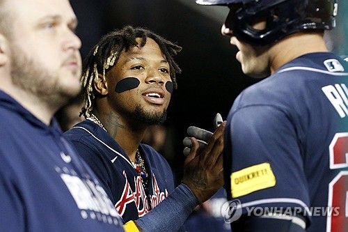 40홈런-60도루를 달성한 로널드 아쿠냐 주니어(가운데)