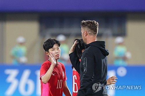 지소연과 하이파이브하는 콜린 벨 감독