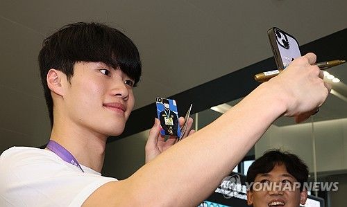 인증사진 촬영하는 황선우