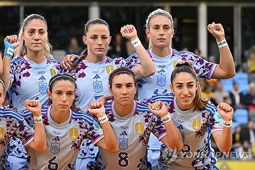 손목 밴드를 착용하고 경기에 나선 스페인 여자 대표팀 선수들