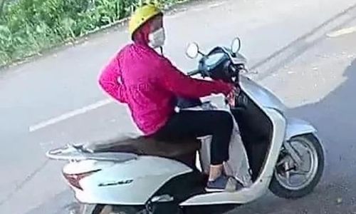 A씨가 오토바이에 여아를 태우고 달아나는 장면