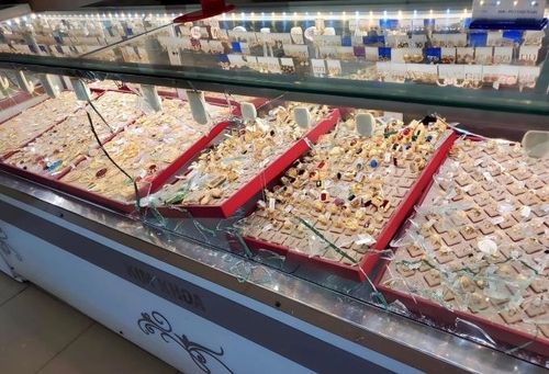 2인조 강도가 망치로 깨부순 보석상의 유리 진열장