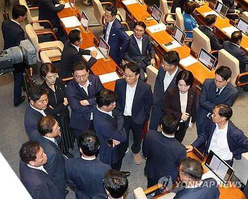 이재명 대표 자리에 모인 의원들