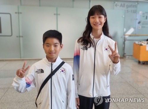 포즈 취하는 문강호와 조현주