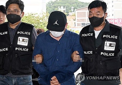 경찰서로 들어가는 대전 신협 강도 피의자