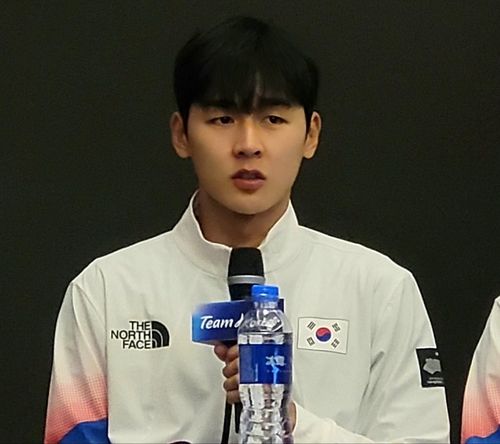 25일 기자회견에 참석한 전웅태