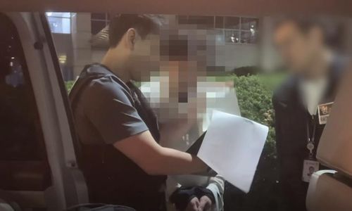 체포 영장 집행하는 경찰