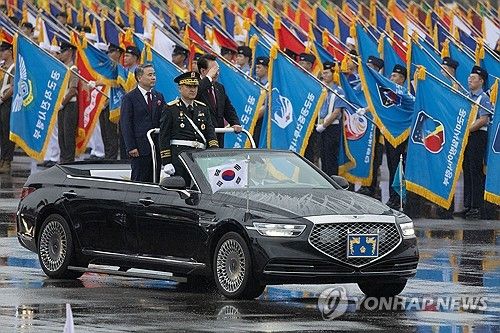 국군 사열하는 윤석열 대통령