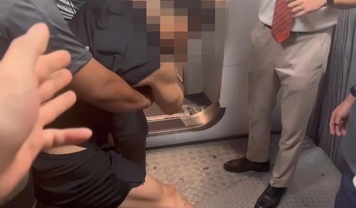 송환 전 난동 피우는 피의자