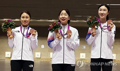 동메달 목에 걸고