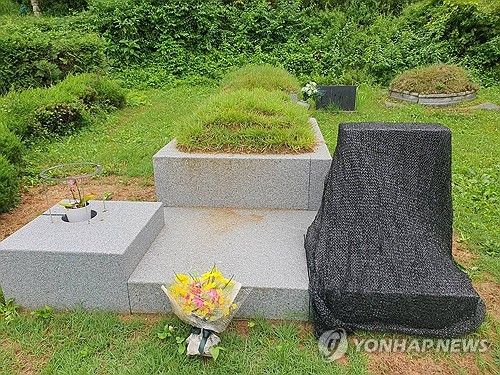 박원순 전 서울시장 묘소 훼손