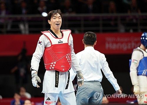 기뻐하는 박우혁