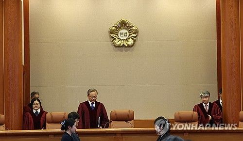대심판정 들어서는 헌법재판관들