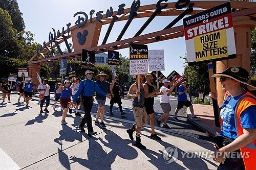 월트디즈니 스튜디오 앞에서 파업 시위 벌이는 할리우드 작가들