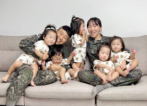지난달 김진수·서혜정 대위와 다섯쌍둥이의 모습