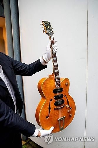 파리 경매에서 낙찰된 티 본 워커의 기타