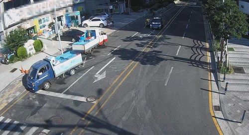 오토바이 들이 받는 장면