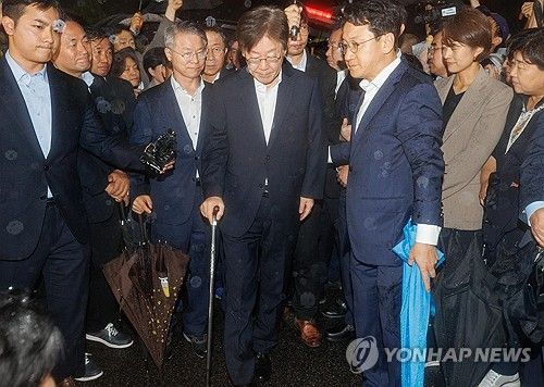 구속영장 기각... 구치소 나서는 이재명 대표