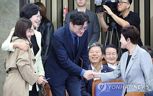 웃으며 시작하는 민주당 의총