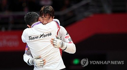 금메달 획득에 기뻐하는 박우혁