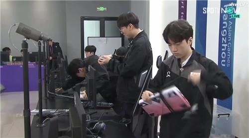 사우디전 승리 후 일어서는 한국 LoL 대표팀