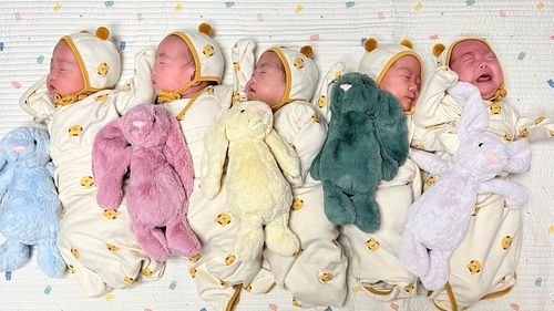 다섯쌍둥이 갓난아이 시절