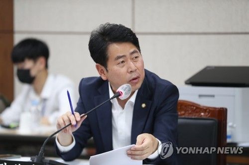 국감서 질의하는 전봉민 의원