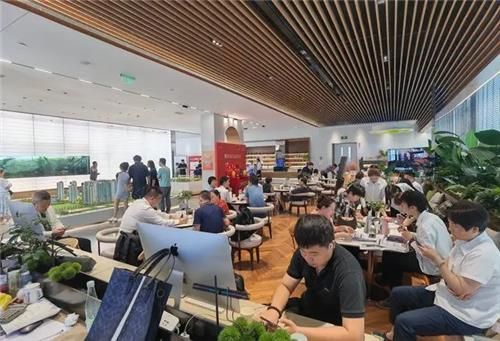 지난 2일 베이징의 주택 분양 사무소에 몰린 고객들