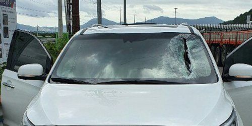 판스프링에 맞아 앞유리가 깨진 차량