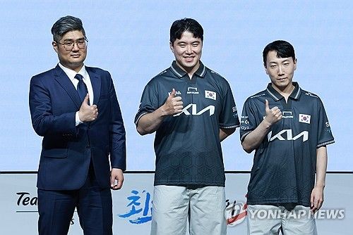 스트리트 파이터 V 국가대표 김관우(오른쪽 첫 번째)