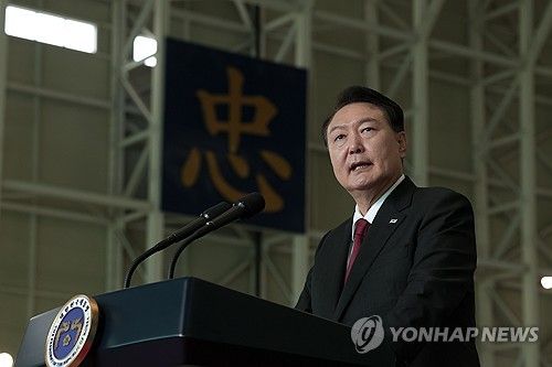 국군의날 기념식 참여자 격려하는 윤석열 대통령