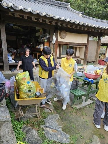봉사활동하는 샤프론&프론티어봉사단