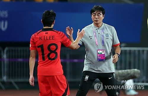 전반 교체 아웃되는 이강인