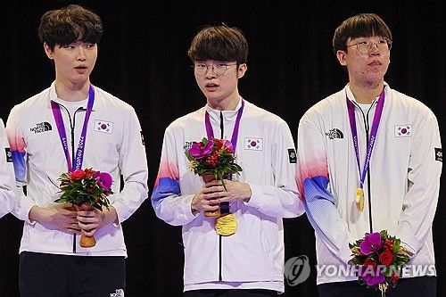 금메달 목에 건 쵸비-페이커-룰러