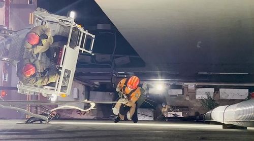 에어컨 줄에 걸려 건물 외벽에 매달렸다가 구조된 20대