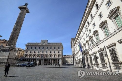 콜론나 광장. 사진 왼쪽이 마르쿠스 아우렐리우스 원주, 오른쪽은 총리 관저인 키지궁.