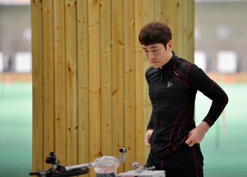 총기 바라보는 김상도