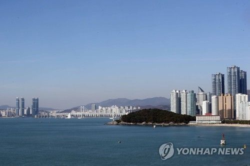 왼쪽이 광안리. 오른쪽이 해운대