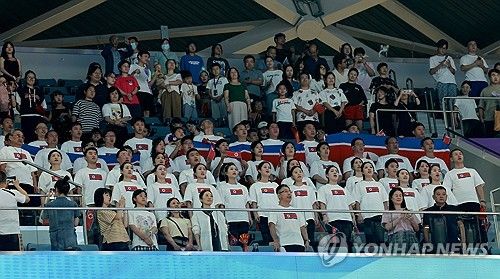 북한 국가 연주에 도열한 응원단