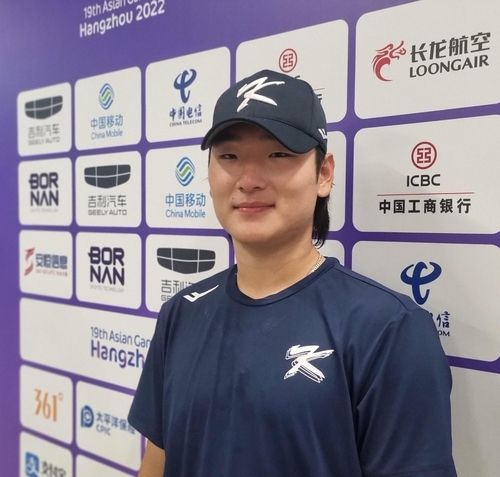 미소 짓는 곽빈