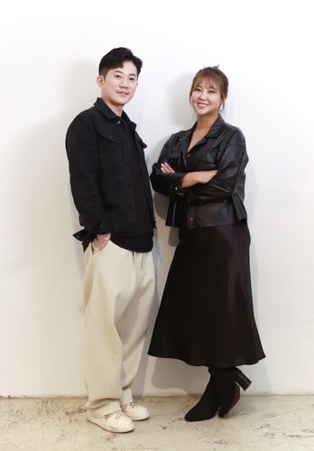 혼성그룹 타이푼의 우재(좌)와 솔비(우)