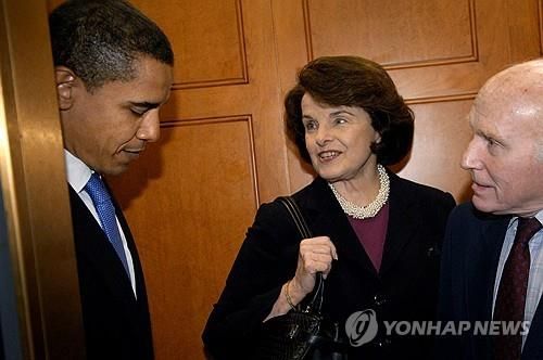 29일(현지시간) 별세한 페인스타인 미 상원의원(가운데)