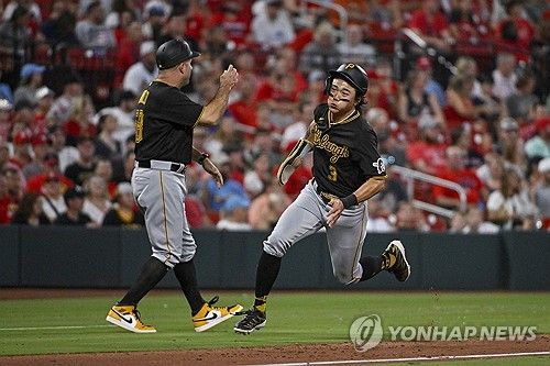 5회초 득점하는 배지환