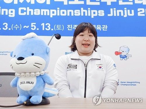 인터뷰하는 김수현