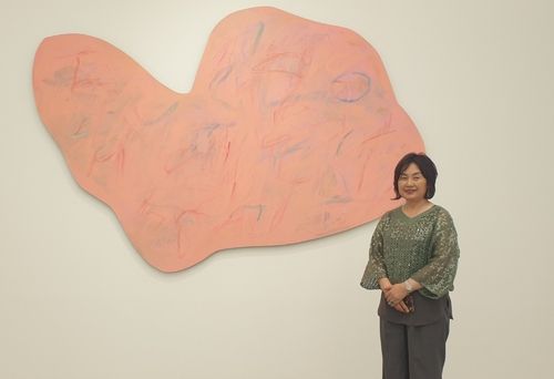 (대구=연합뉴스) 황희경 기자 = 대구 리안갤러리 신관에 전시되고 있는 이미 크뇌벨의 작품을 소개하는 안혜령 리안갤러리 대표. 2023.9.3. zitrone@yna.co.kr
